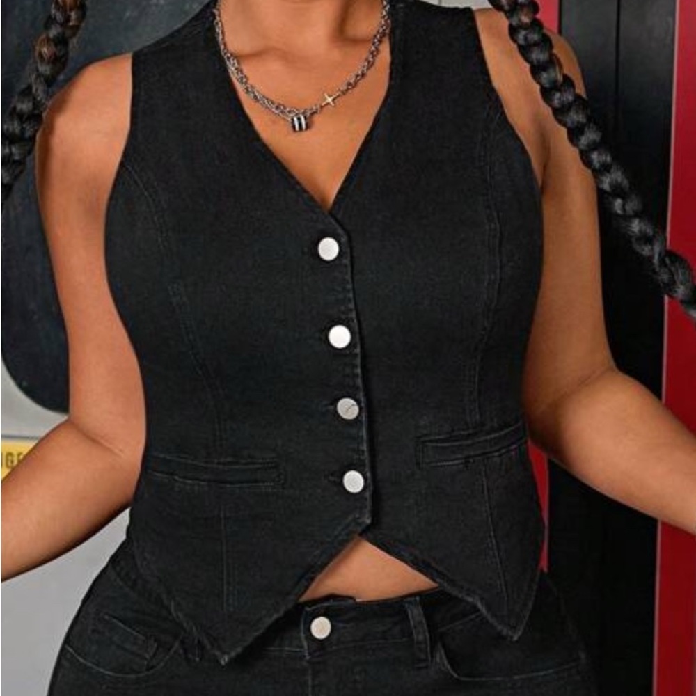 SHEIN Black Buttoned Vest Top